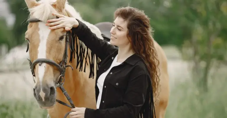 A beautiful lady is standing with a best horse names